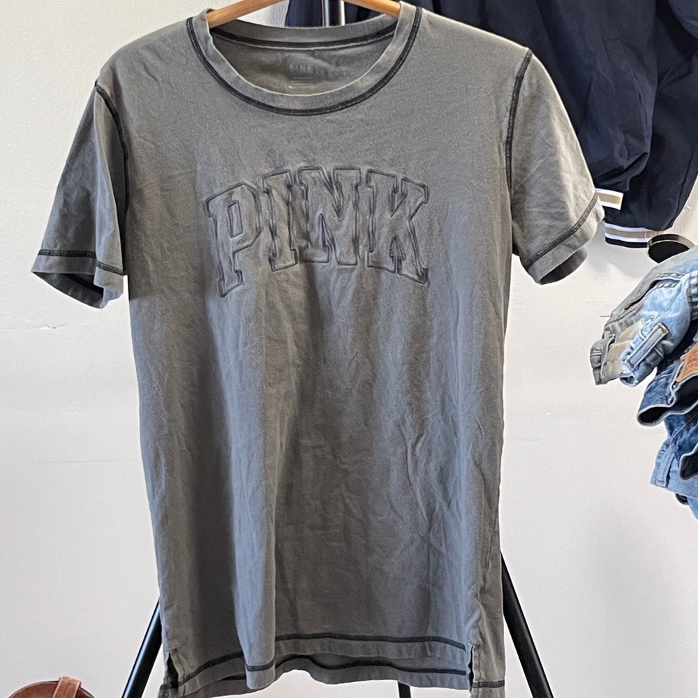 Victoria’s Secret pink graphic tee.

Bin B